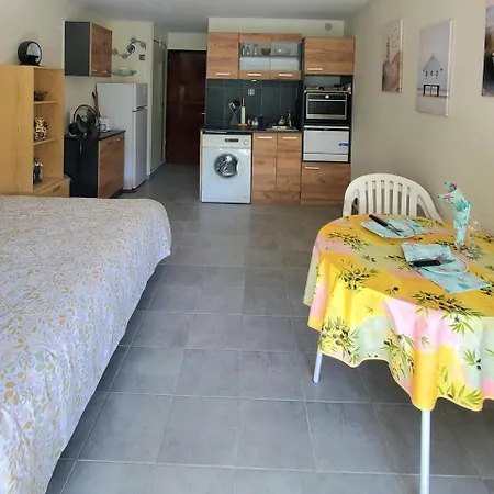 A 100m De La A3, Rez-de-chaussee Агд