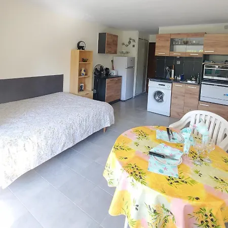 A 100m De La A3, Rez-de-chaussee * アグド